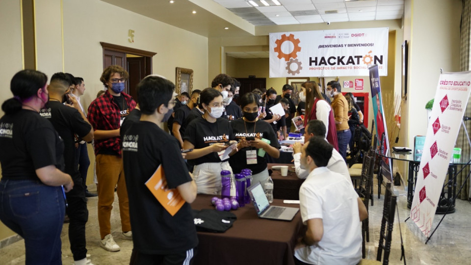Estudiantes universitarios participaron en el Hackatón 2022 organizado por la SEC